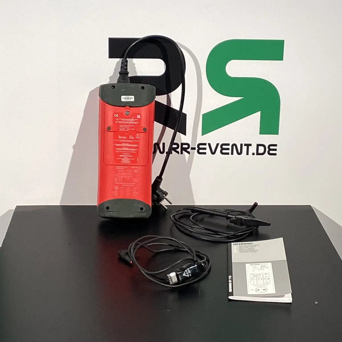 Leihen Sie jetzt ein rotes elektronisches Prüfgerät in Oldenburg – ideal für sichere Veranstaltungstechnik bei Ihrem nächsten Einsatz!.