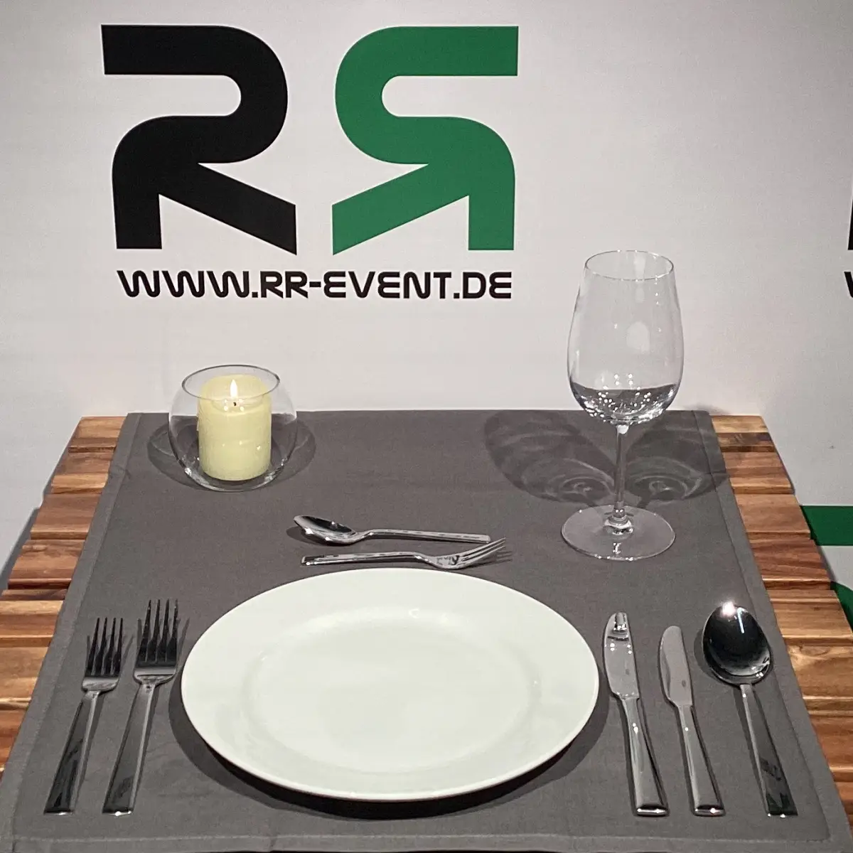 Elegantes Essteller-Set aus Cloppenburg: Jetzt für stilvolle Veranstaltungen ausleihen und unvergessliche Momente genießen.