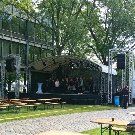 Lautsprecherturm-Verleih in Hamburg: Buchen Sie jetzt bequem eine flexible Beschallungslösung für Ihre Outdoor-Veranstaltung und setzen Sie diese sofort ein.