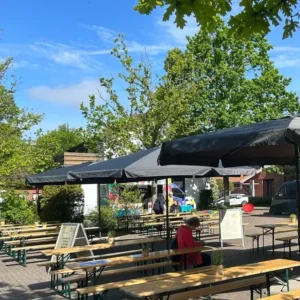 Sonnenschirmverleih Oldenburg: Schwarze Sonnenschirme ausleihen und Veranstaltungen im Freien stilvoll vor der Sonne schützen.
