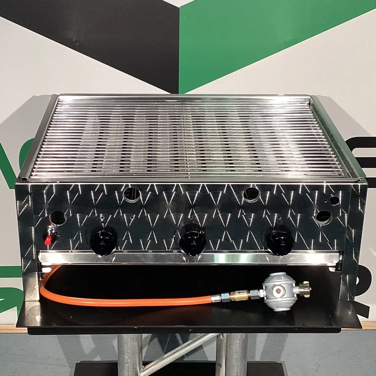 Gasgrill in Oldenburg jetzt buchen – ideal für Ihre Veranstaltung: Dieser Edelstahlgrill sorgt vor Ort für ein stilvolles BBQ-Erlebnis.