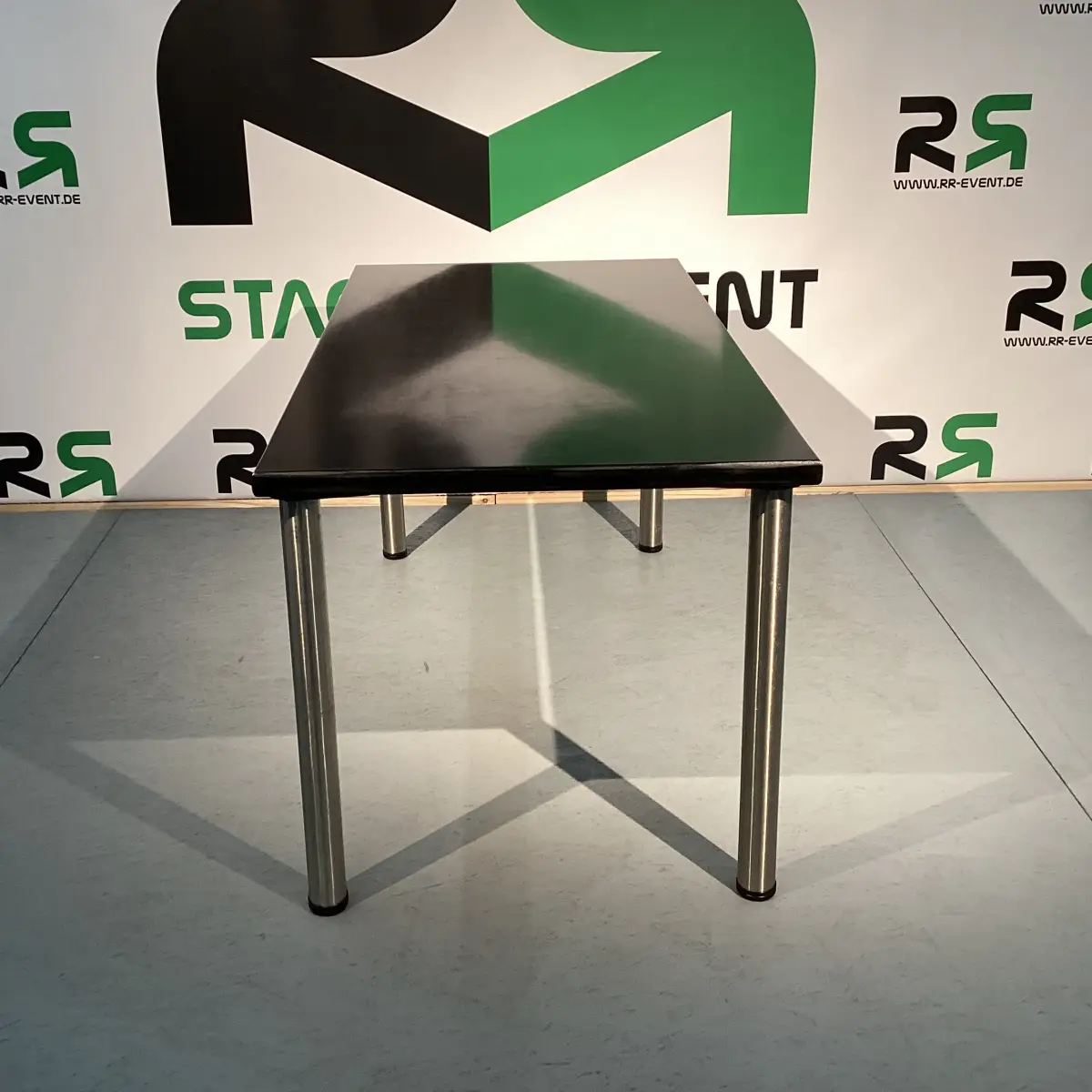 bLACKLiNE Messetisch 160cm 3 Ausstellungstisch in Bremen mieten: Ideal als stabile Präsentationsfläche für Ihre gelungene Veranstaltung – jetzt ganz unkompliziert buchen.