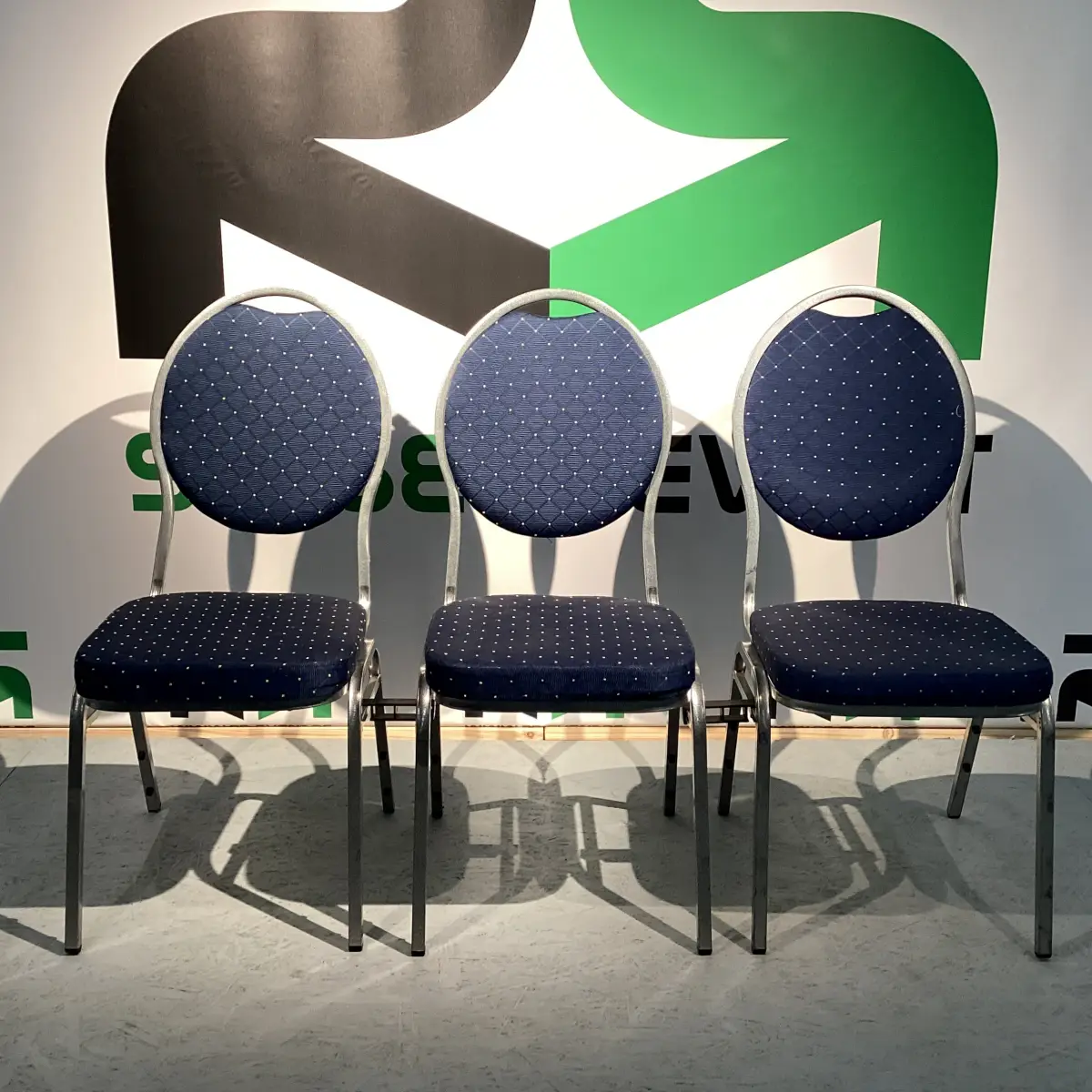 Reihenverbinder "New Europa" 3 Verleih von Bankettstuhlreihen-Clips in Sittensen: Blaue Stühle mit Metallgestell – ideal für stilvolle Veranstaltungen – ganz einfach buchen.