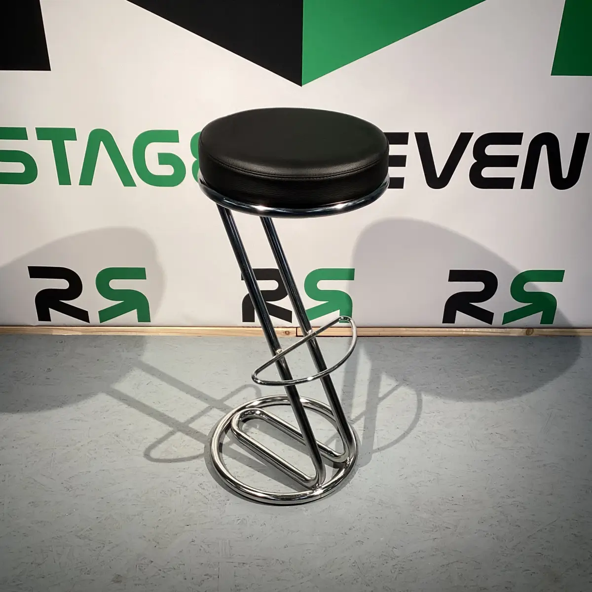 Barhocker Klassiker "Zeta" 1 Barhocker in Bremen: Mieten Sie jetzt stilvolle Sitzgelegenheiten für Ihre Veranstaltung und bieten Sie Ihren Gästen modernen Komfort.