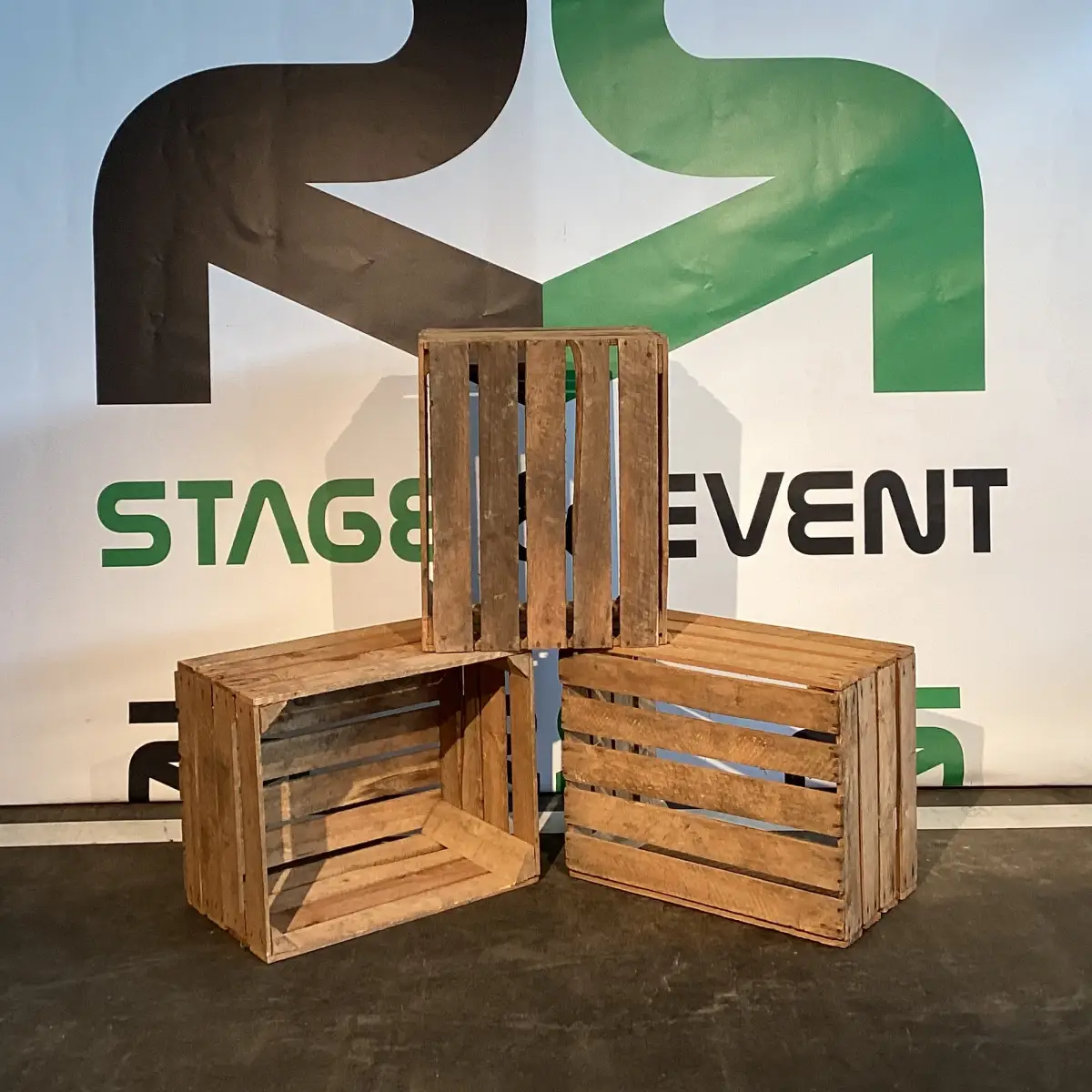 Beistellkisten aus Oldenburg jetzt flexibel für Veranstaltungen buchen – perfekt als stilvolle und funktionale Ausstattung am Veranstaltungsort.