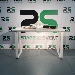 Brückentisch in Hamburg mieten: Perfekt ausgestatteter Tisch für stilvolle Veranstaltungen, direkt bei RS Stage & Event Verleih.