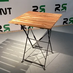 Buchen Sie dieses Cafétisch-Modell aus Oldenburg und gestalten Sie Veranstaltungen jeder Größe stilvoll und flexibel.