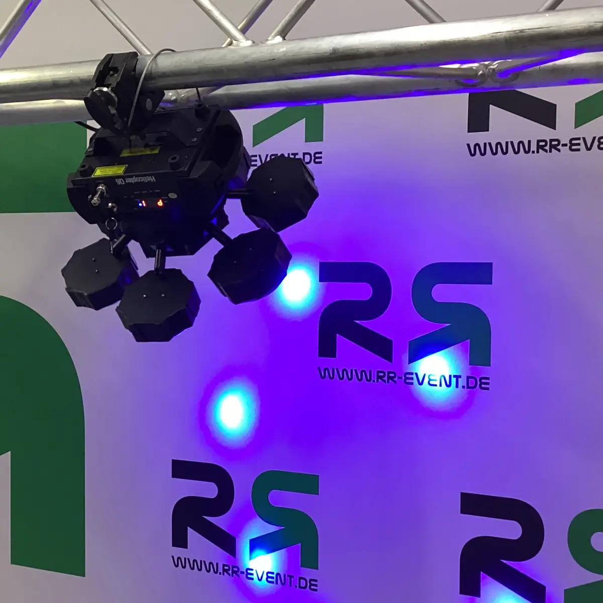Mit einem LED-Lichteffekt aus Bremen, den Sie bei einem Verleihunternehmen mieten, sorgen Sie für eine beeindruckende Eventbeleuchtung und eine professionelle Atmosphäre.