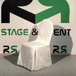 Stuhlhussen in Nienburg ausleihen: Eleganz für Ihre Hochzeit, stilvoll vor moderner Kulisse präsentiert.