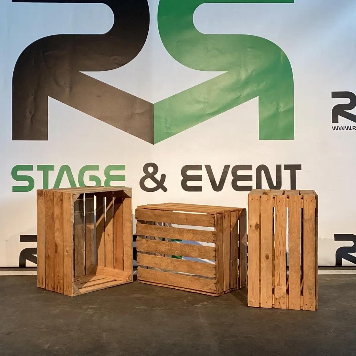 Buchen Sie jetzt Holzkisten aus Bremen für Ihre Veranstaltung – ideal als flexible Bühnen- oder Dekorationslösung für Events.