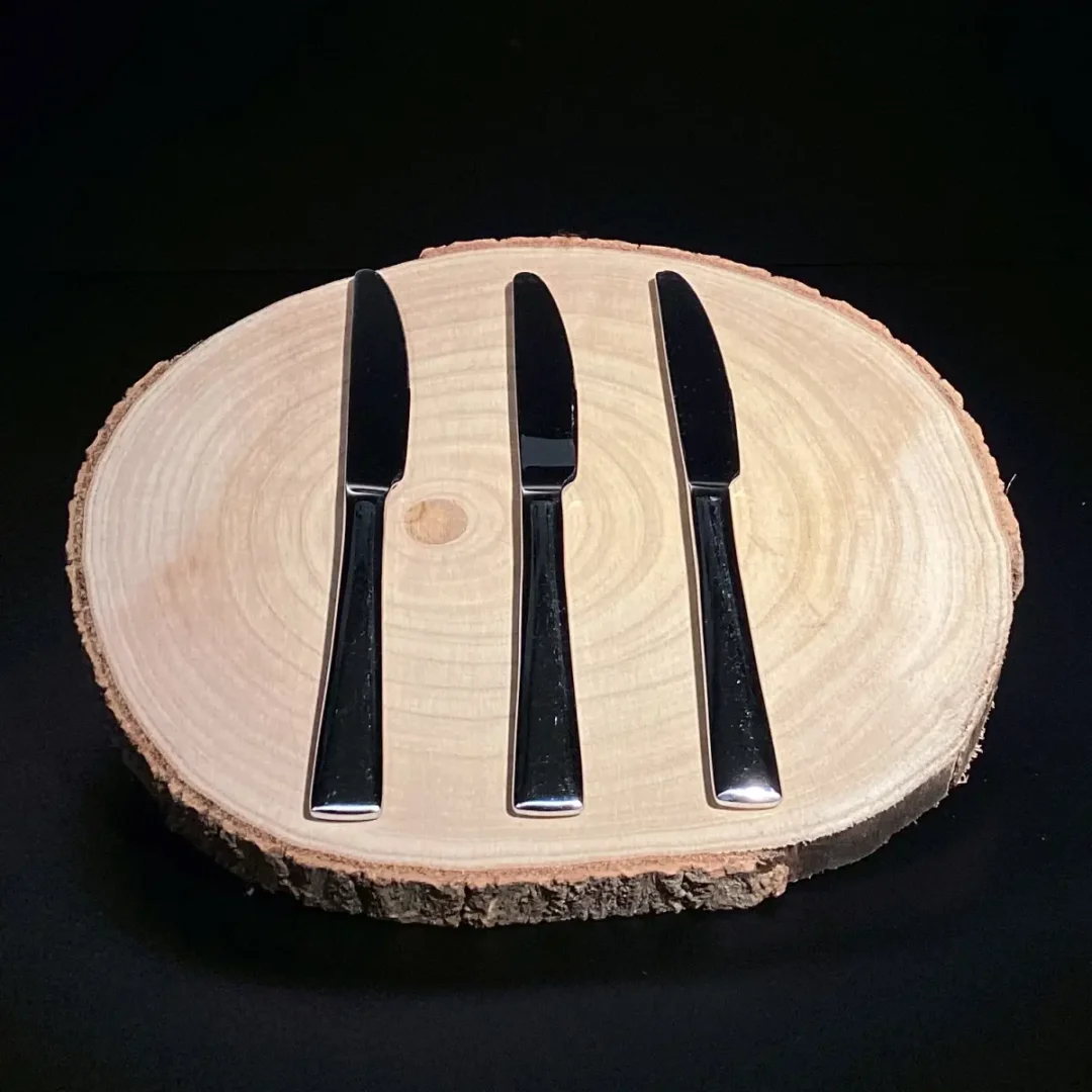 Menümesser aus Oldenburg für Veranstaltungen ausleihen: Elegante Edelstahlmesser, ideal für stilvolle Tischpräsentationen bei Veranstaltungen.