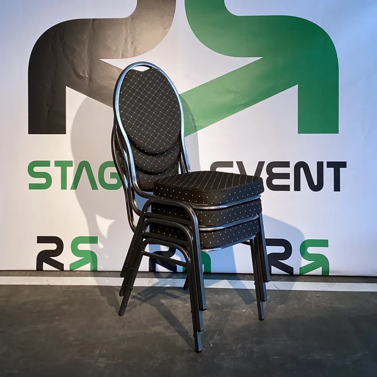 Bankettstuhl "New Europa" 6 Stapelstühle aus Oldenburg jetzt für Ihre Veranstaltung buchen – ideal für bequeme Sitzgelegenheiten bei Ihrer nächsten Veranstaltung.