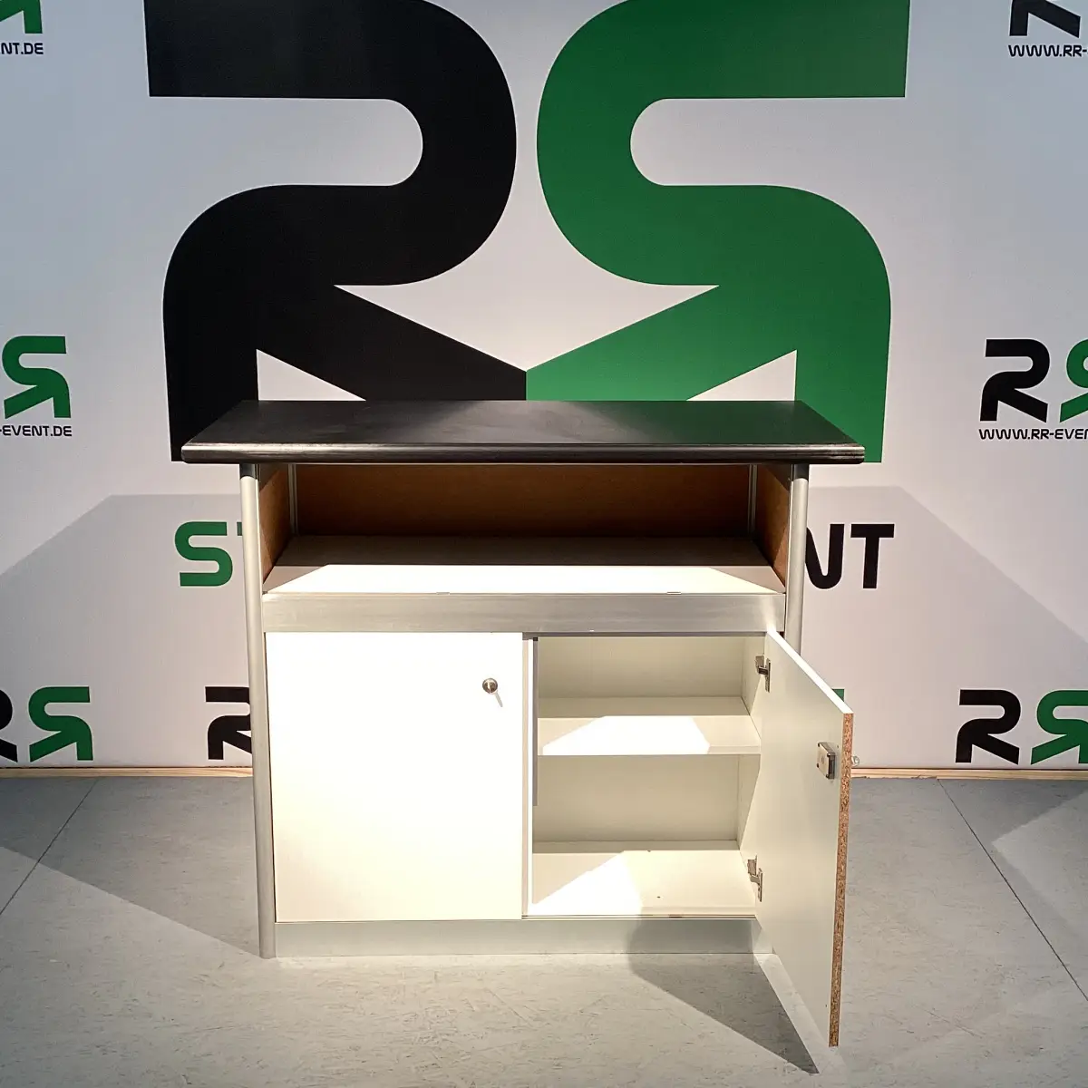 bLACKLiNE Messecounter 4 Die Ausstellungstheke in Hamburg jetzt für Veranstaltungen ausleihen – topmodern, ideal als stilvoller Empfangs- oder Infostand.