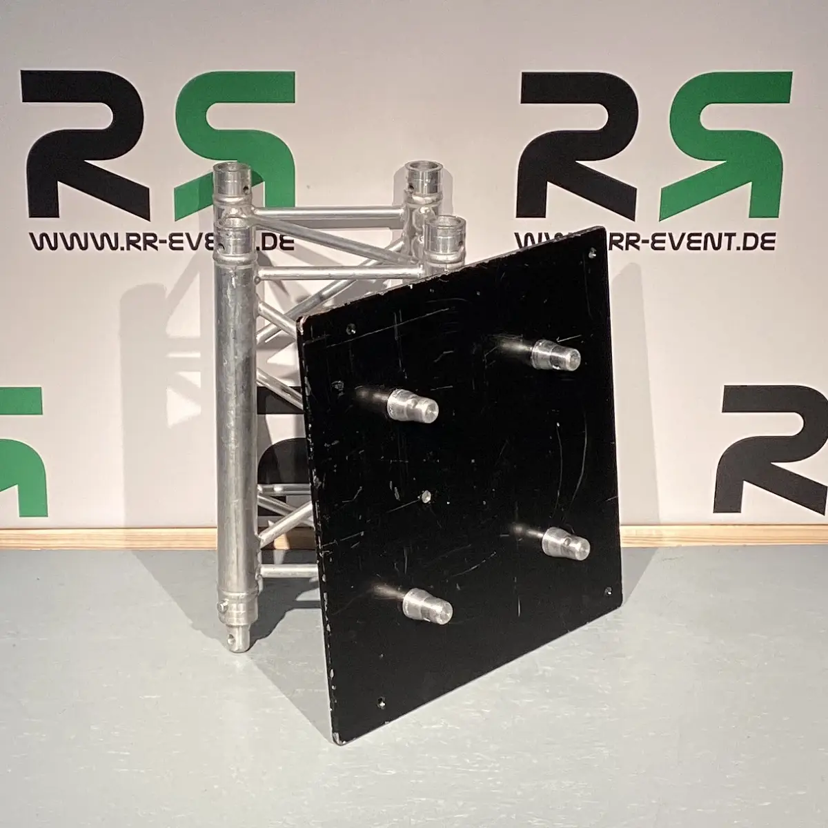 Basisplatte aus Oldenburg: Dieses hochwertige Truss-Element können Veranstalter bequem für ihre nächste Veranstaltung ausleihen und so für sichere, professionelle Bühnenlösungen sorgen.