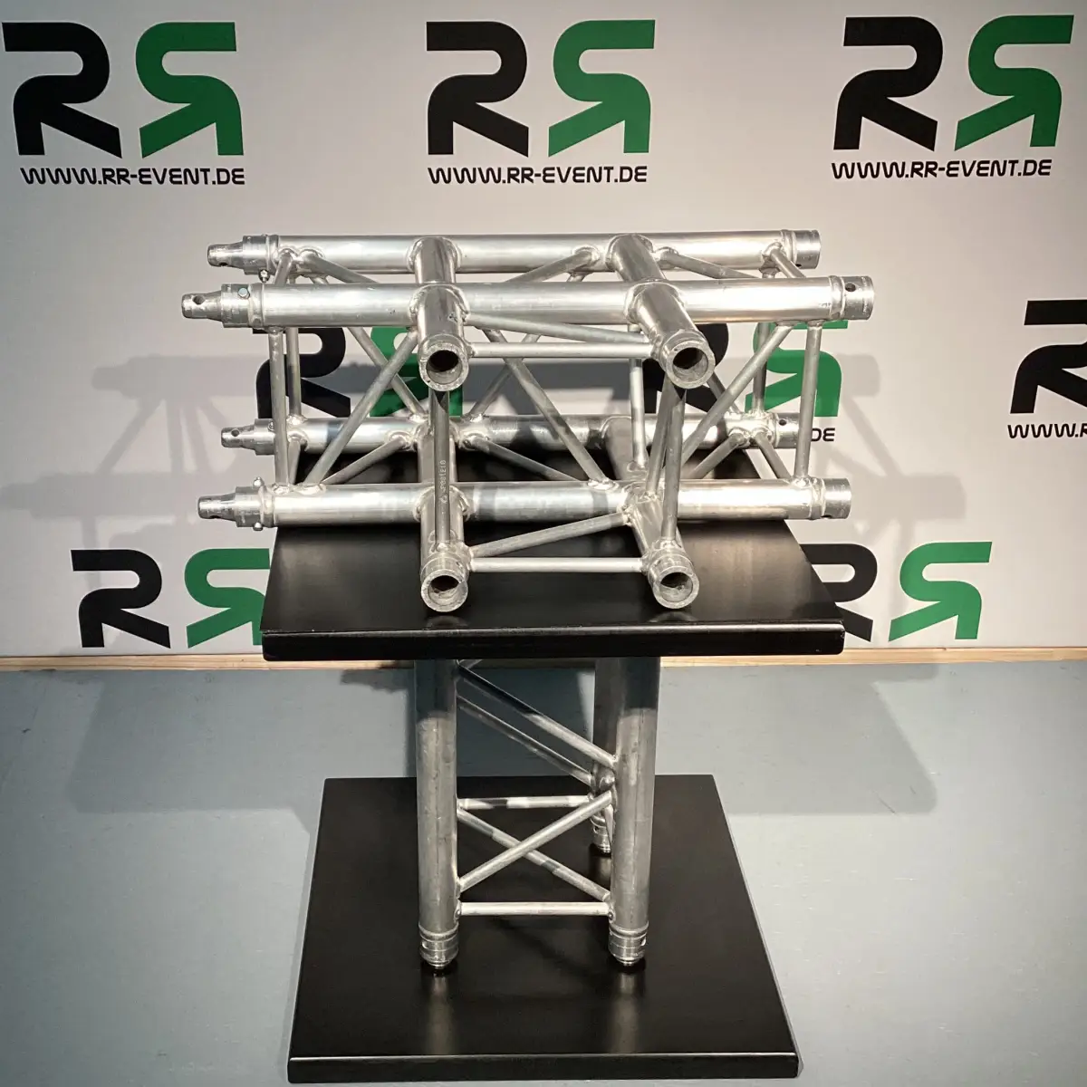 Traversen-System aus Oldenburg: Dieses stabile Aluminium-Traversenelement können Veranstalter bequem ausleihen und damit professionelle Bühnen- oder Messelösungen flexibel umsetzen.