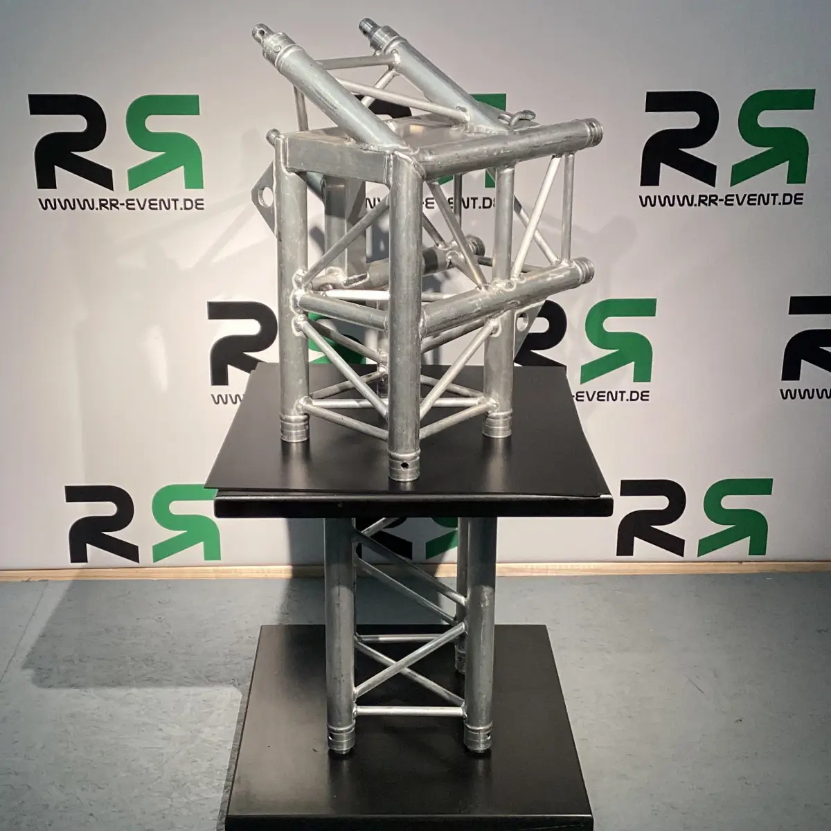 Traversenskulptur in Hamburg für Veranstaltungen: Dieses ausdrucksstarke Traversenelement können Sie über den professionellen Verleih buchen und damit ein modernes Highlight auf Ihrer Veranstaltung setzen.