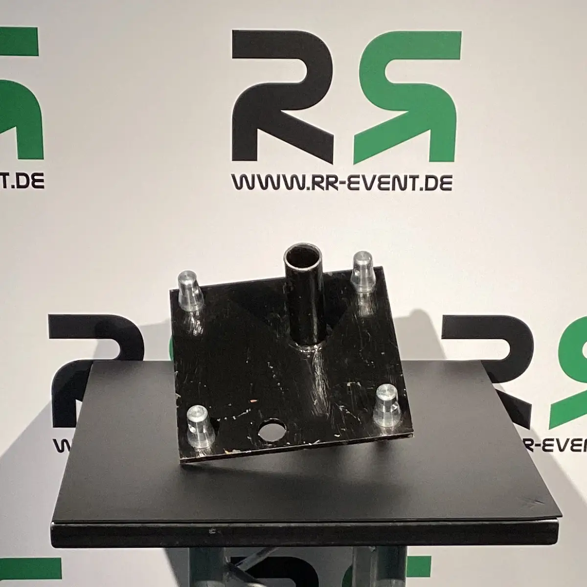 Lastplatte in Bremen: Diese stabile Grundplatte mit vier Bolzen und einem zentralen Zylinder eignet sich ideal als sichere Veranstaltungsbasis für Traversensysteme oder Bühnentechnik und kann bei rr-event.de gemietet werden – die perfekte Lösung für professionelle Veranstaltungen.