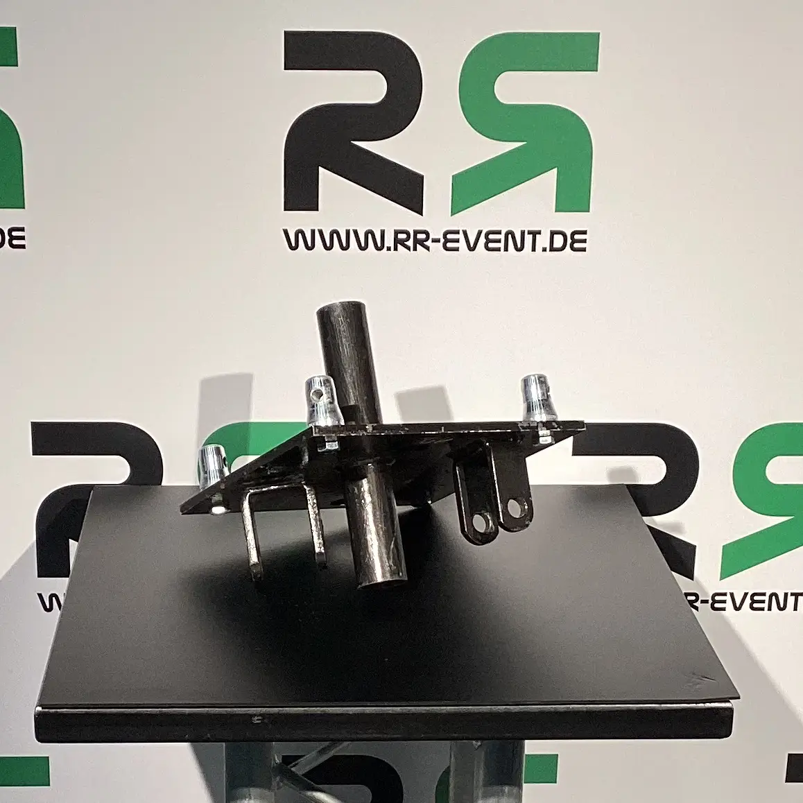 Metallische Lastplatte aus Rotenburg, ideal für stabile Bühnenkonstruktionen und sichere Veranstaltungstechnik – jetzt bequem ausleihen und jede Veranstaltung professionell absichern.