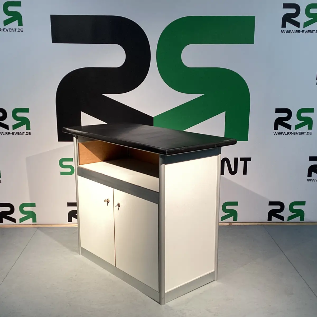 bLACKLiNE Messecounter 3 Buchen Sie einfach diese elegante Messetheke aus Oldenburg – ideal, um Veranstaltungen stilvoll und professionell auszustatten.