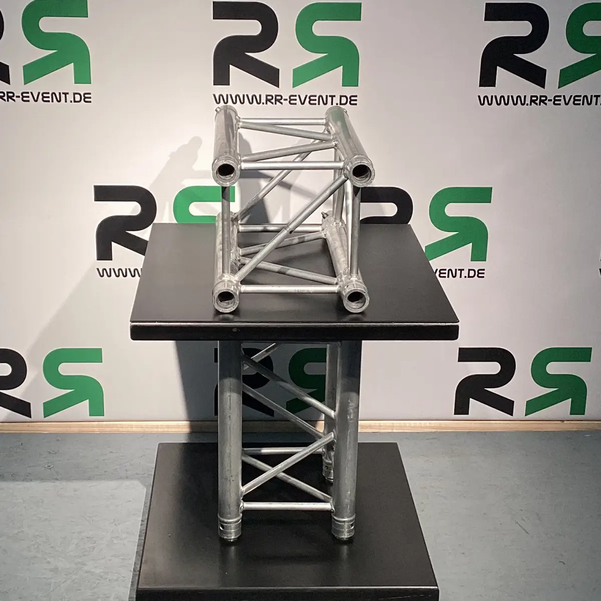 Prolyte Vierpunkttraverse H30V 0,50m 4 Dieses Bild zeigt eine hochwertige Modultraverse aus Scheeßel, die Sie ganz bequem für Ihre nächste Veranstaltung buchen können – ideal für vielseitige und professionelle Bühnen- oder Messebauten.