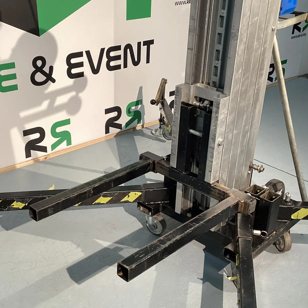 Ein Montagekurbellift in Bremervörde – ideal zum Ausleihen für Ihre nächste Veranstaltung, um Technik flexibel und sicher in die Höhe zu bringen.
