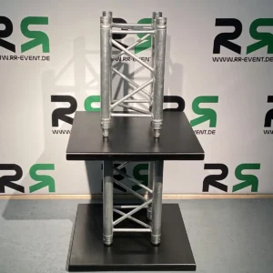 Rahmentraverse aus Bremen für Ihre Veranstaltungstechnik: Dieses hochwertige Traversensystem mit zwei schwarzen quadratischen Ablagen lässt sich ganz einfach buchen, um Präsentationen oder Messeauftritte eindrucksvoll und professionell zu gestalten.