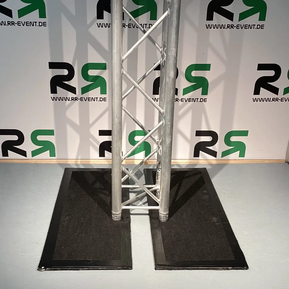 Standfussplatte aus Oldenburg lässt sich über unseren Verleih in wenigen Schritten buchen und sorgt auf Ihrer Veranstaltung für professionelle Bühnen- oder Lichttechnik.