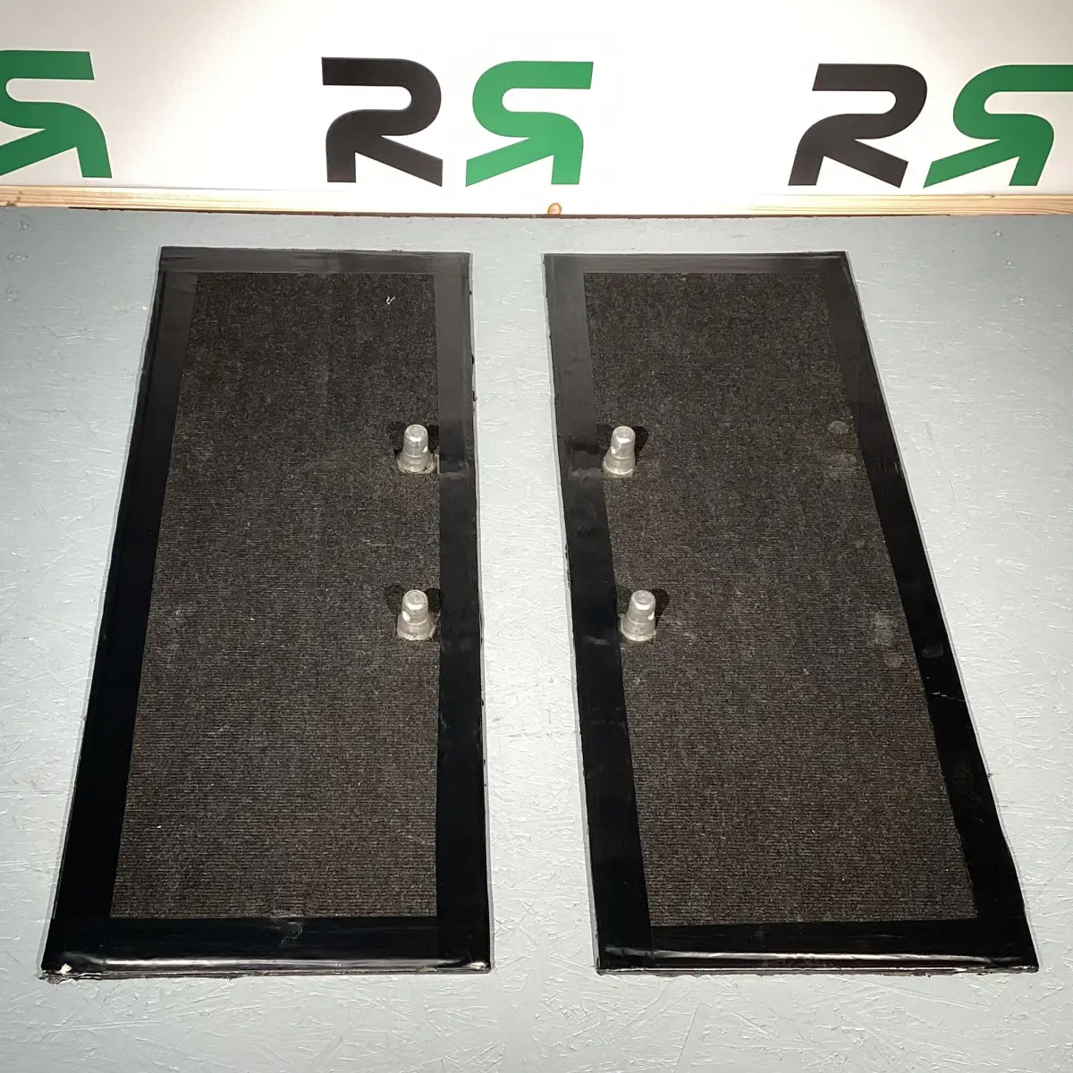 Standfußplatten aus Nienburg: Diese robusten, rechteckigen Platten können Sie für Ihre Veranstaltung buchen und sorgen so für sicheren Halt und Stabilität bei jeder Veranstaltung.