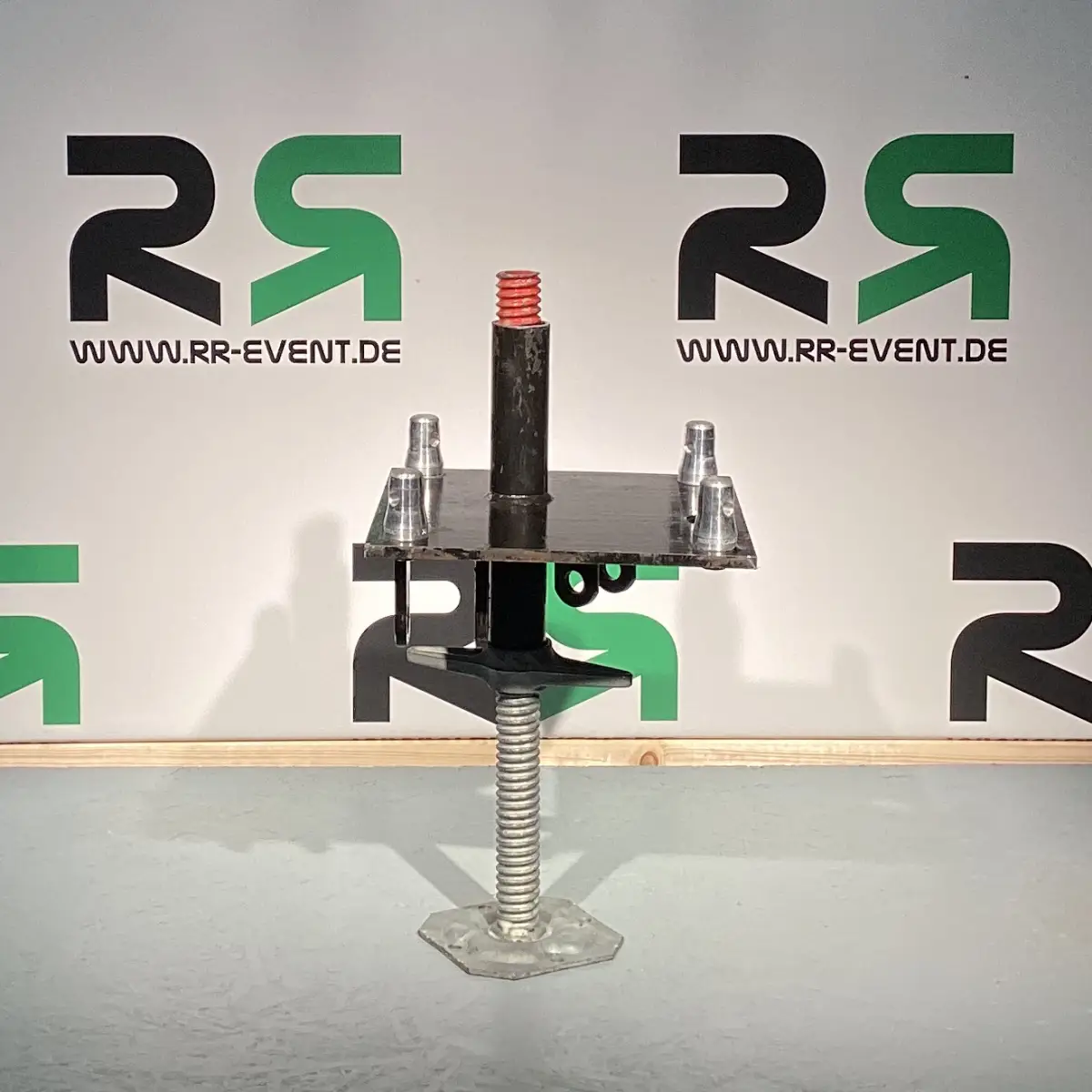 In Oldenburg können Sie hochwertige Standplatten für Ihre Veranstaltung ausleihen – diese robuste Konstruktion mit Gewindefuß, quadratischer Bodenplatte und rotem Aufsatz garantiert eine stabile Befestigung Ihrer Veranstaltungstechnik.