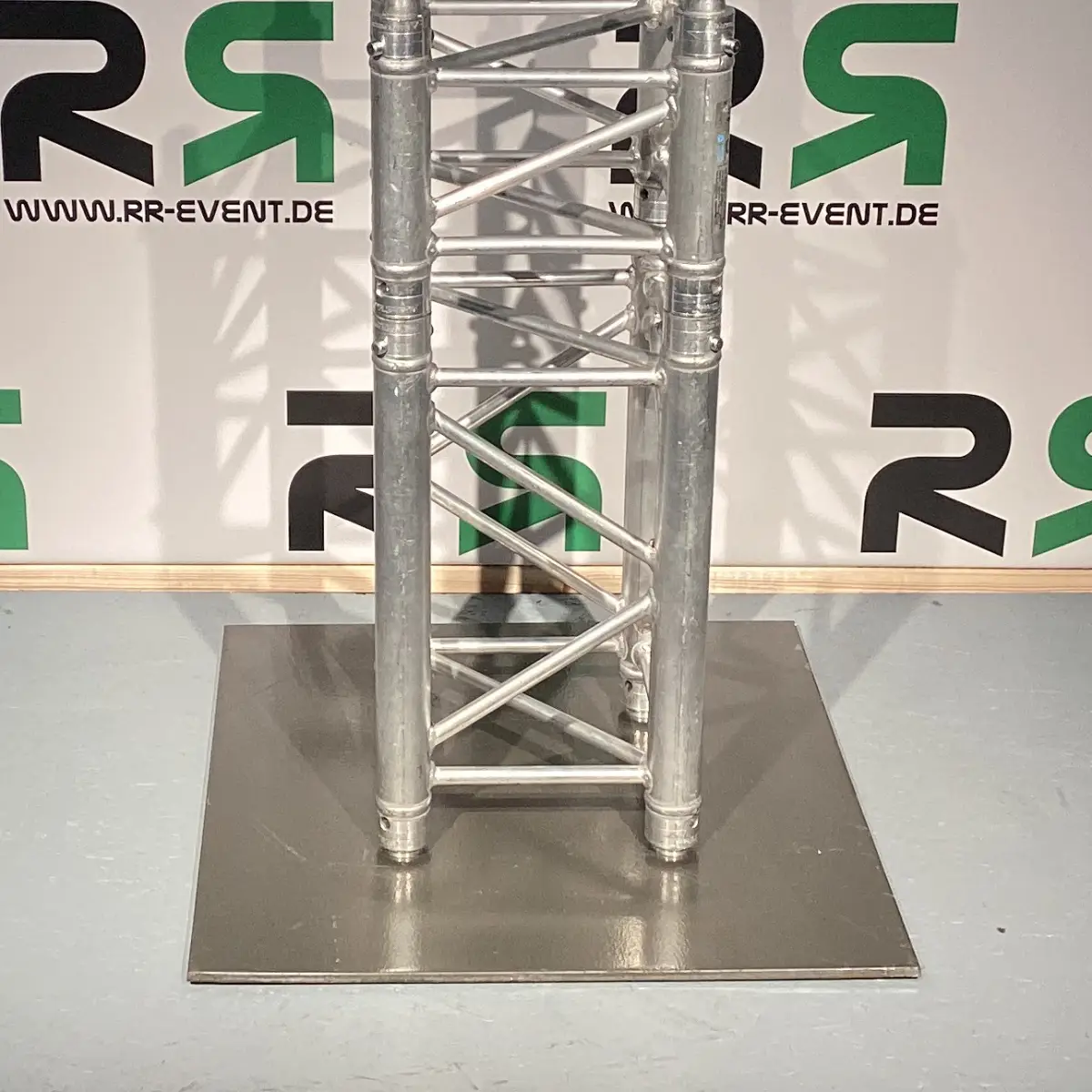 Traegerplatte in Tostedt ausleihen: Die abgebildete stabile Trägerplatte auf quadratischem Metallfuß eignet sich ideal für den sicheren Aufbau von Veranstaltungstechnik – perfekt, um Veranstaltungen professionell zu gestalten und maximale Flexibilität beim Bühnendesign zu genießen.