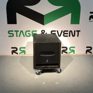 Buchen Sie „Aktivbass“ aus Hamburg für Ihre Veranstaltung: Das schwarze Lautsprechergehäuse auf blauen Rollen vor moderner Kulisse sorgt bei Veranstaltungen für kraftvollen Sound.