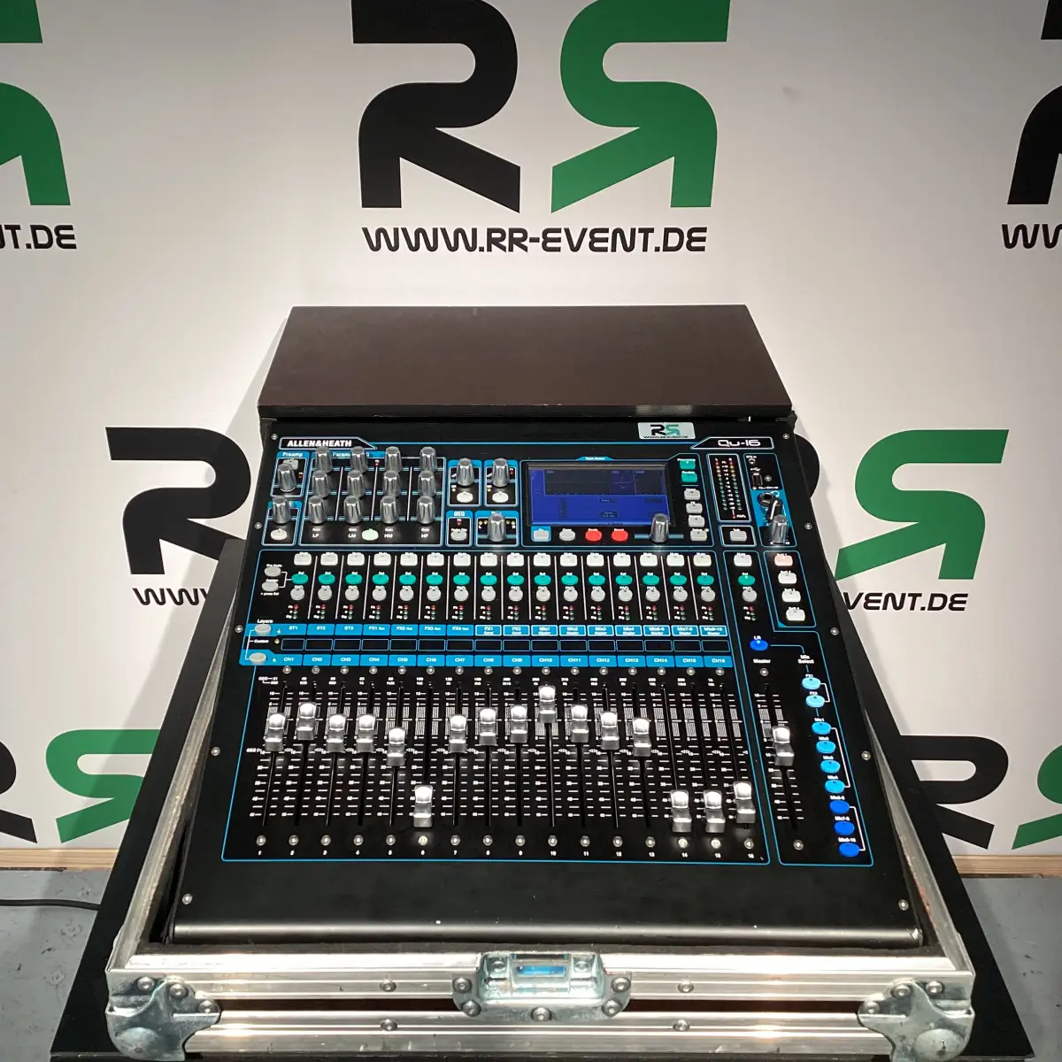 Ein modernes Digitalmischpult aus Oldenburg steht in einem robusten Koffer zur Buchung bereit und sorgt bei jeder Veranstaltung für optimalen Sound und professionelle Klangsteuerung.