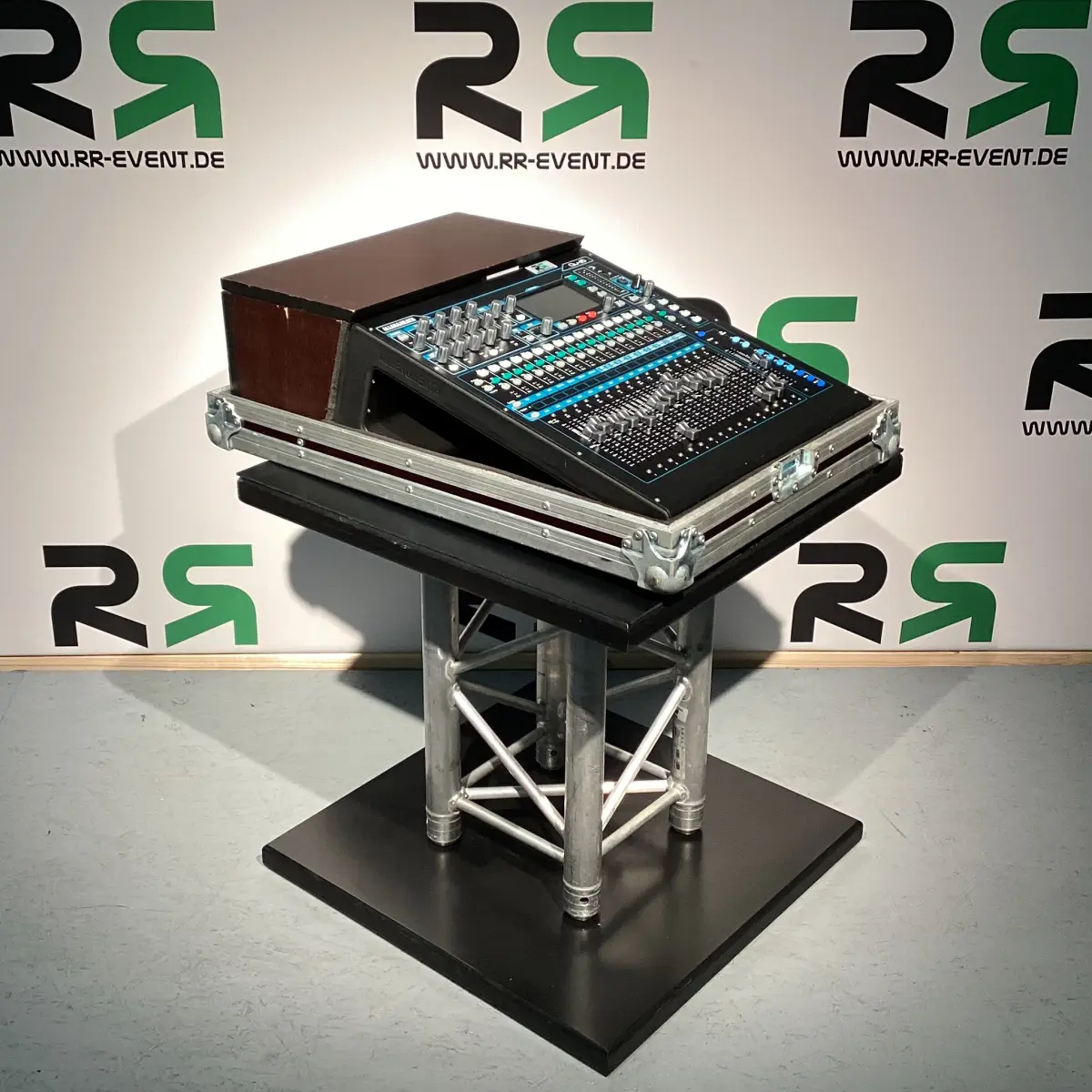 Digitales Audio-Mischpult in Hamburg mieten: Die professionelle Konsole mit zahlreichen Reglern, Fadern und Display, bereitgestellt von RR-Event.de, sorgt für eine reibungslose Tonmischung bei Ihrer Veranstaltung – jetzt bequem buchen oder für Ihre Veranstaltung mieten.