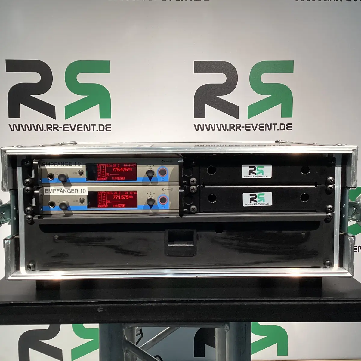 Audiotechnik in Berlin mieten: Das Bild zeigt ein Equipment-Rack mit zwei professionellen Audioempfängern und einem Antennensplitter von RR Event – ideal, um bei Ihrer Veranstaltung exzellenten Klangkomfort zu gewährleisten.