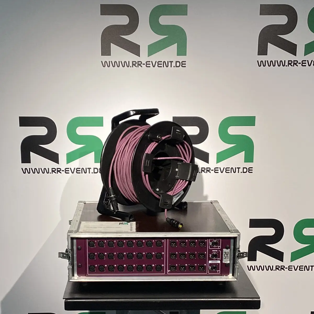 Digital Stagebox aus Hamburg: Diese hochwertige, violette Stagebox mit zahlreichen XLR-Anschlüssen und passender Kabeltrommel können Sie ganz bequem für Ihre Veranstaltung buchen – ideal für professionelle Events mit perfekter Tontechnik.