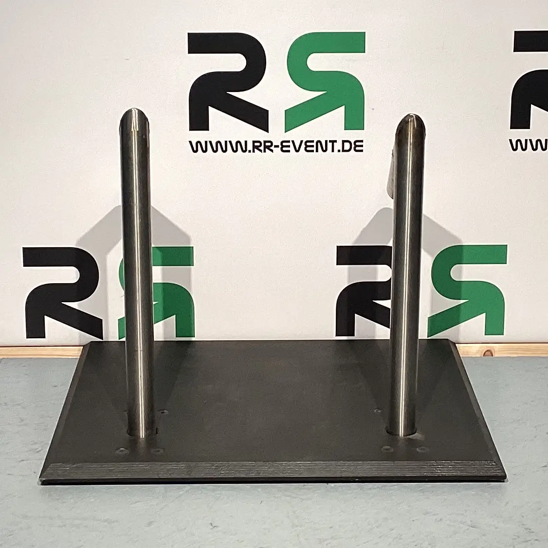 Display-Bodenständer aus Ottersberg jetzt für Ihre Veranstaltung ausleihen: Dieses elegante Präsentationssystem mit schwarzem Sockel und zwei vertikalen Metallstangen bietet eine professionelle Lösung für moderne Veranstaltungspräsentationen.