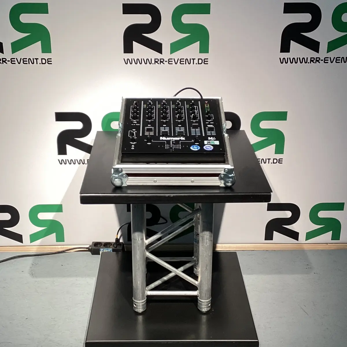 DJ-Mischpult in Hamburg: Das Bild zeigt ein professionelles DJ-Mischpult, das Sie ganz bequem für Ihre Veranstaltung in Hamburg buchen können – perfekt für unvergessliche Events mit erstklassigem Sound!.