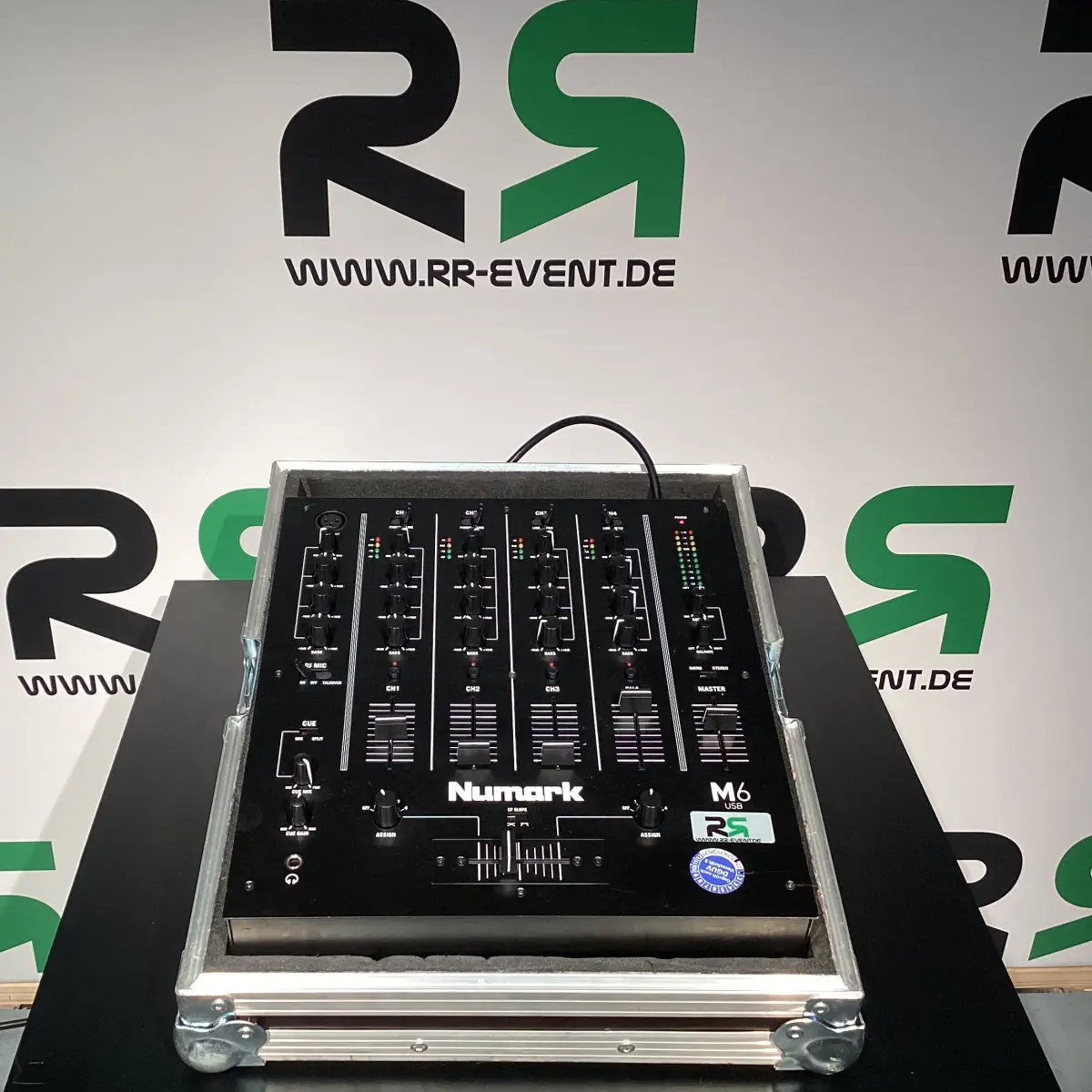 Numark M6 USB-DJ-Mixer aus Oldenburg – jetzt ganz einfach buchen und bei Ihrer nächsten Veranstaltung für professionelle Klangqualität sorgen.