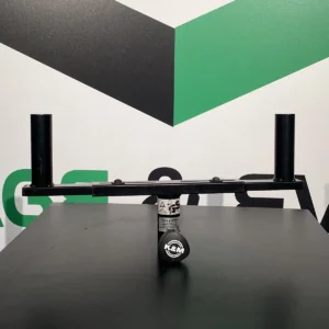 Das abgebildete Fitnesszubehör aus schwarzem Metall mit zwei zylindrischen Halterungen ist in Hamburg über einen Verleih erhältlich und eignet sich hervorragend für die flexible Ausstattung von Veranstaltungen, bei denen professionelle Trainingsbereiche benötigt werden.