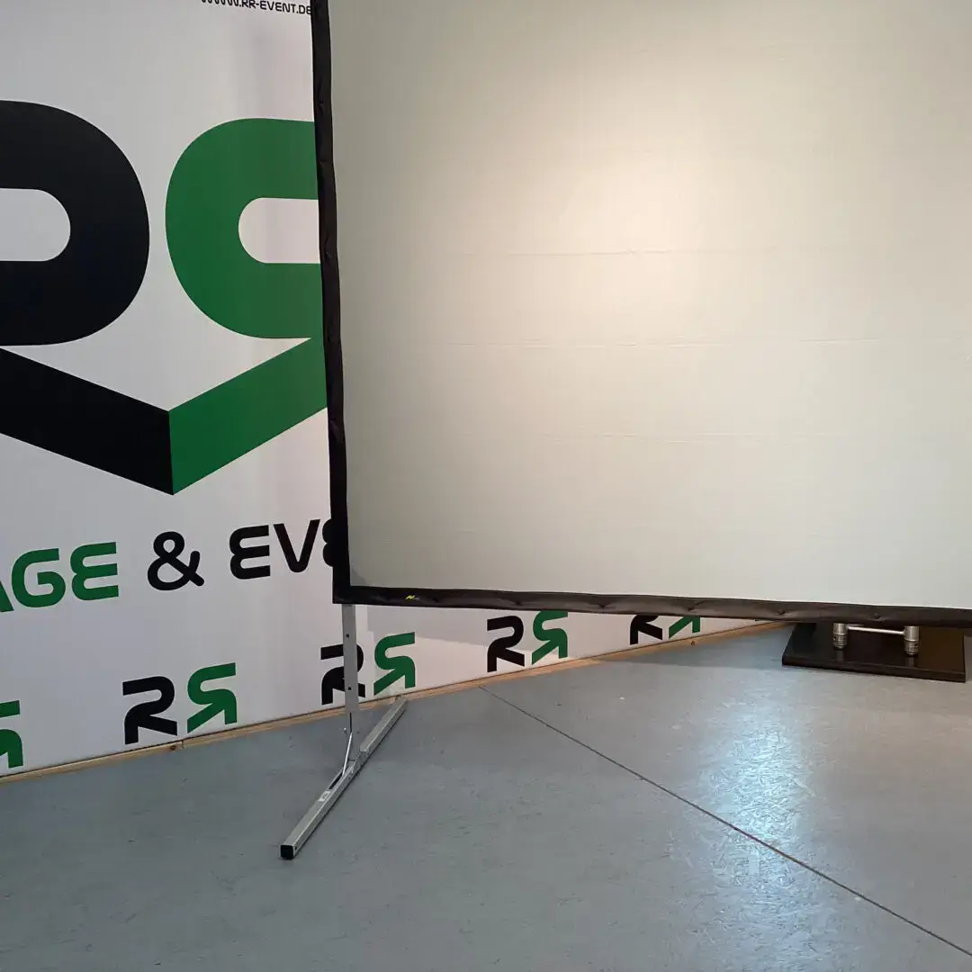 Das Bild zeigt eine professionelle Projektionswand in einem modernen Veranstaltungsraum in Bremen, die Sie bequem für Präsentationen, Firmenveranstaltungen oder Konferenzen buchen und flexibel mieten können.