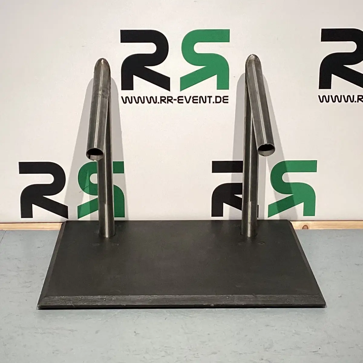 Flachbildschirmstativ in Hamburg mieten: Stabiler Ständer mit zwei schrägen Metallrohren für professionelle Bildschirmpräsentationen bei Veranstaltungen, ideal geeignet dank einfacher Vermietung über www.rr-event.de.