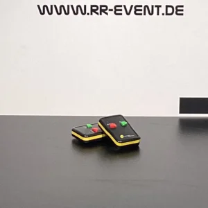 Buchen Sie den Handsender aus Bremen jetzt ganz bequem für Ihre Veranstaltung: Die kompakten, schwarzen Funkgeräte mit gelben Akzenten und farbigen Tasten eignen sich ideal, um Veranstaltungen reibungslos und professionell zu koordinieren.