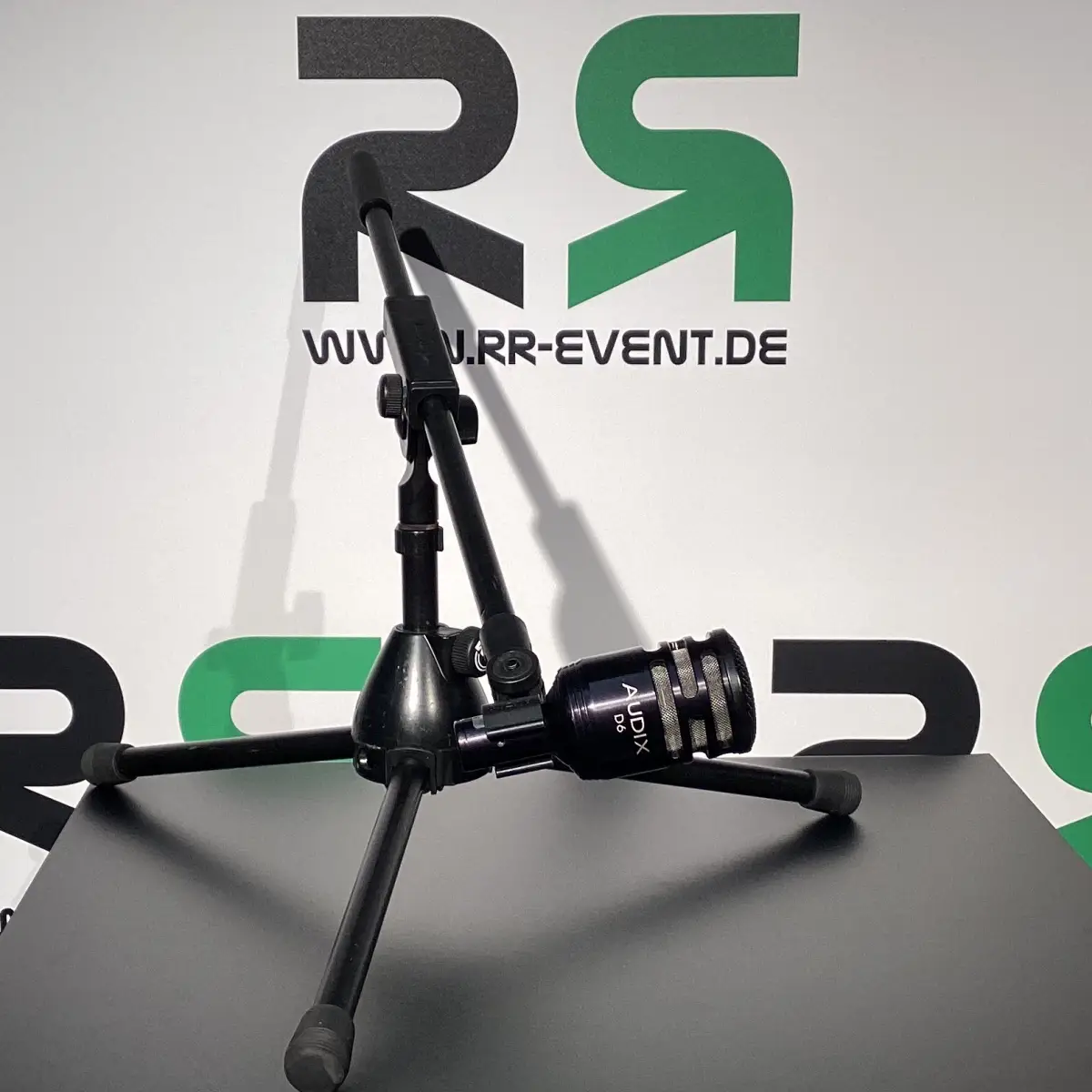 Kickmikrofon aus Oldenburg im praktischen schwarzen Tischstativ, direkt beim Verleih buchen – perfekt für professionelle Tontechnik bei Ihrer nächsten Veranstaltung.