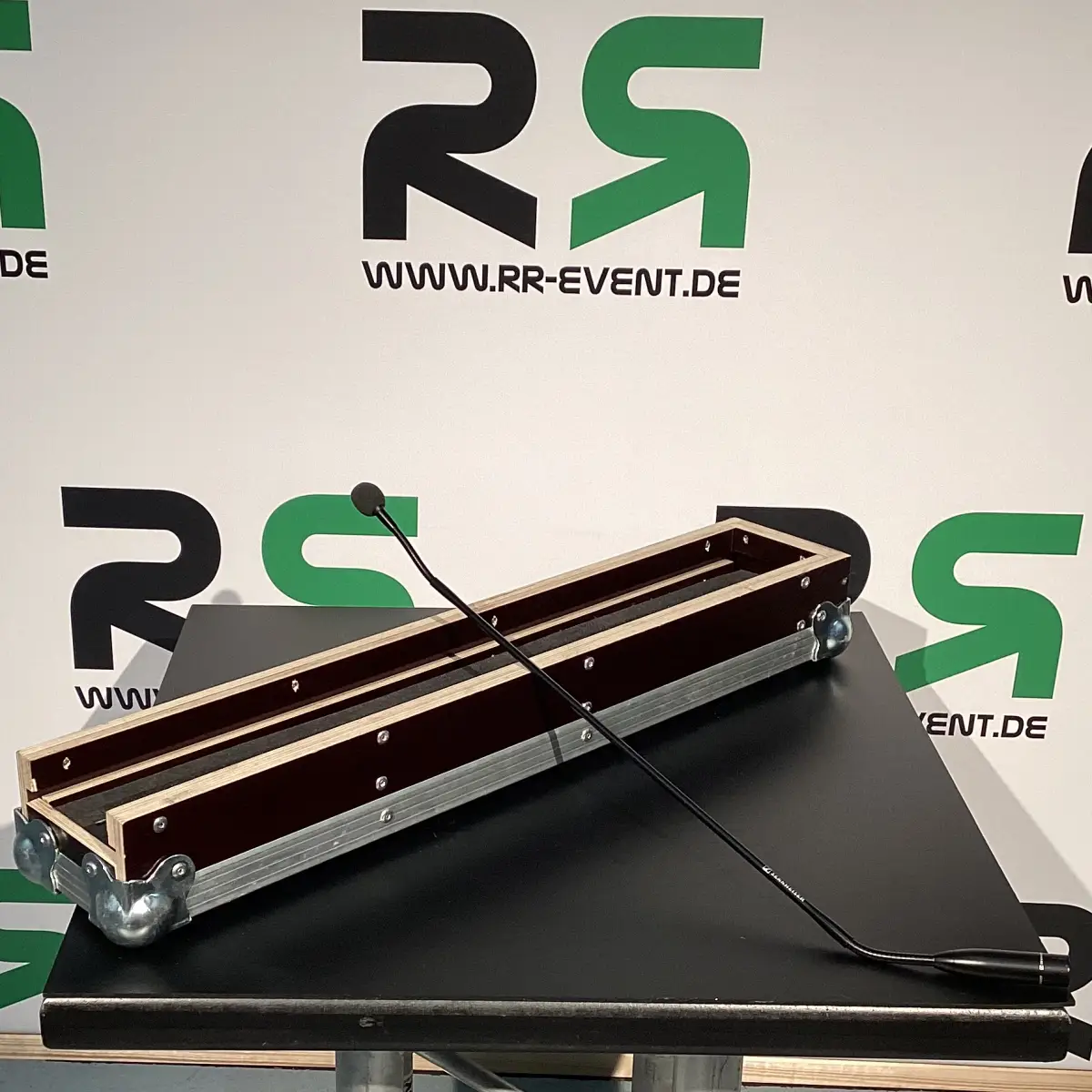 Kondensatormikrofon-Set in Hamburg mieten: Dieses mobile Set mit robustem Koffer, Metallteilen und einem flexibel einstellbaren Mikrofon sorgt für professionelle Tonqualität bei Veranstaltungen jeder Größe.