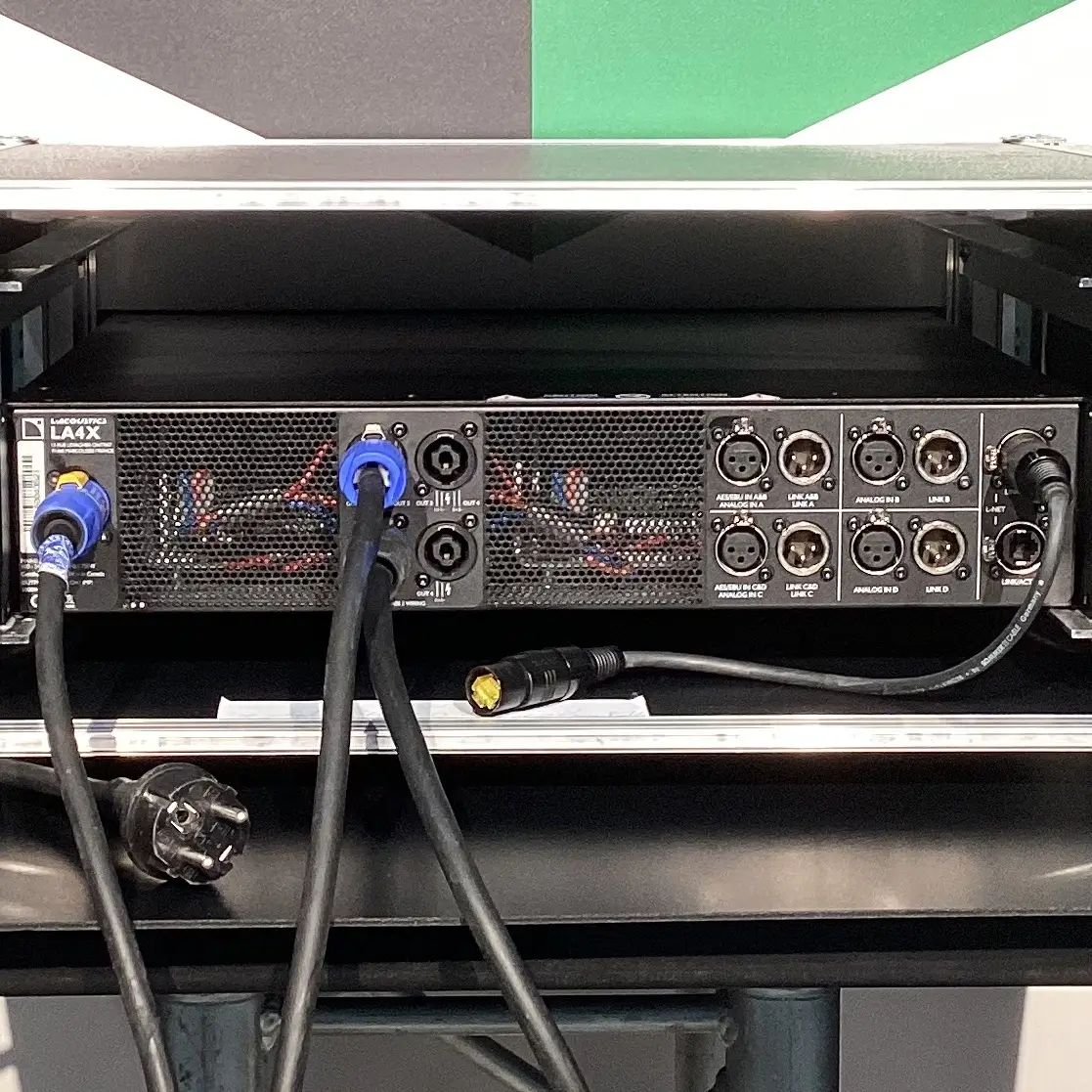 Professioneller Audioverstärker aus dem Bereich der Lautsprecheranlagenvermietung in Cuxhaven mit XLR- und Speakon-Anschlüssen auf einem stabilen Metallrack – ideal, um für Ihre nächste Veranstaltung einen zuverlässigen und kraftvollen Sound zu buchen.
