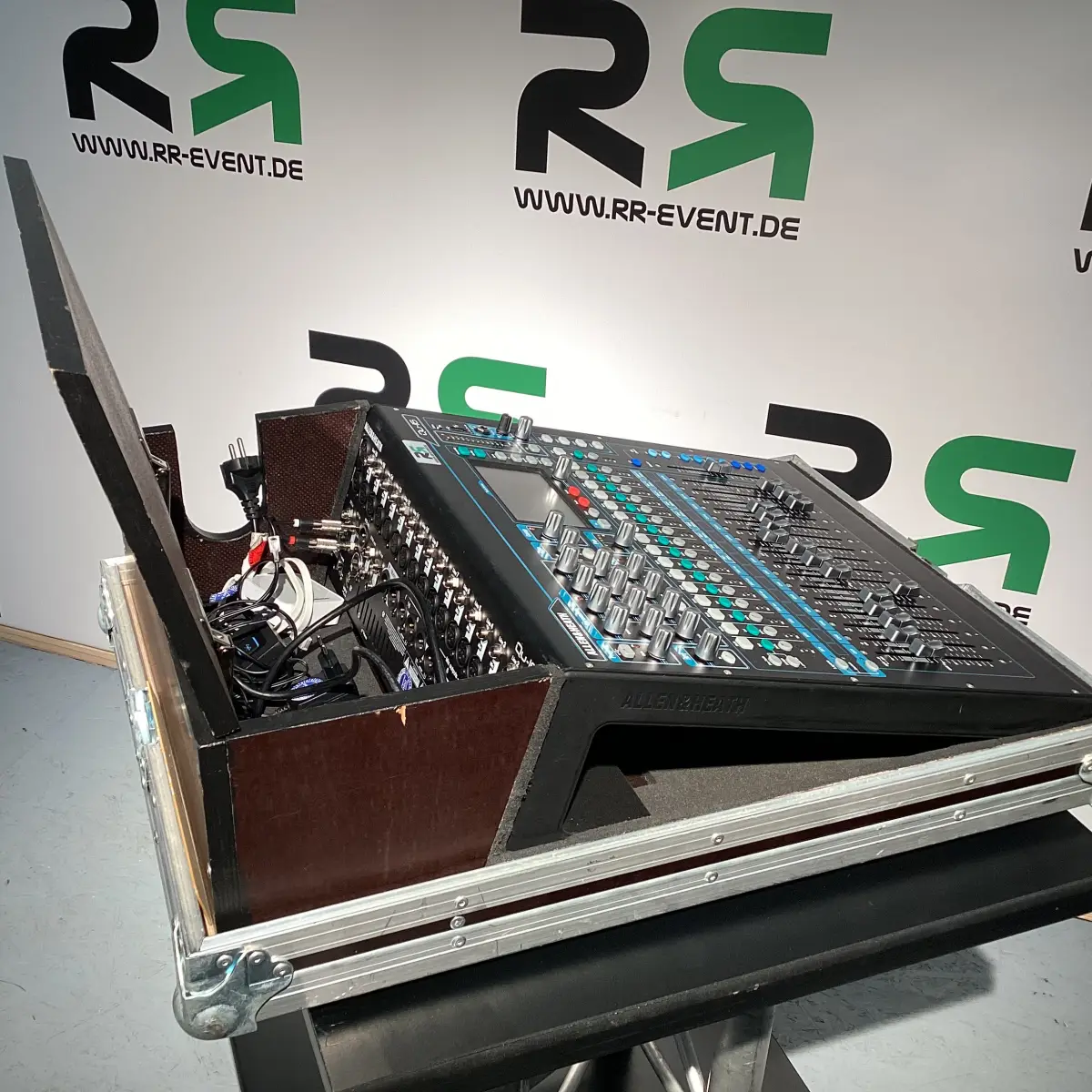 Das Bild zeigt ein hochwertiges Audiomischpult aus dem Verleih in Soltau – ideal, um Ihre nächste Veranstaltung technisch zu unterstützen und für erstklassigen Sound zu sorgen.