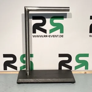 Monitorständer-Verleih Oldenburg: Ein eleganter, L-förmiger Metallständer auf dunklem Sockel eignet sich perfekt, um Bildschirme bei Ihrer Veranstaltung professionell zu präsentieren, und sorgt für einen modernen Auftritt.