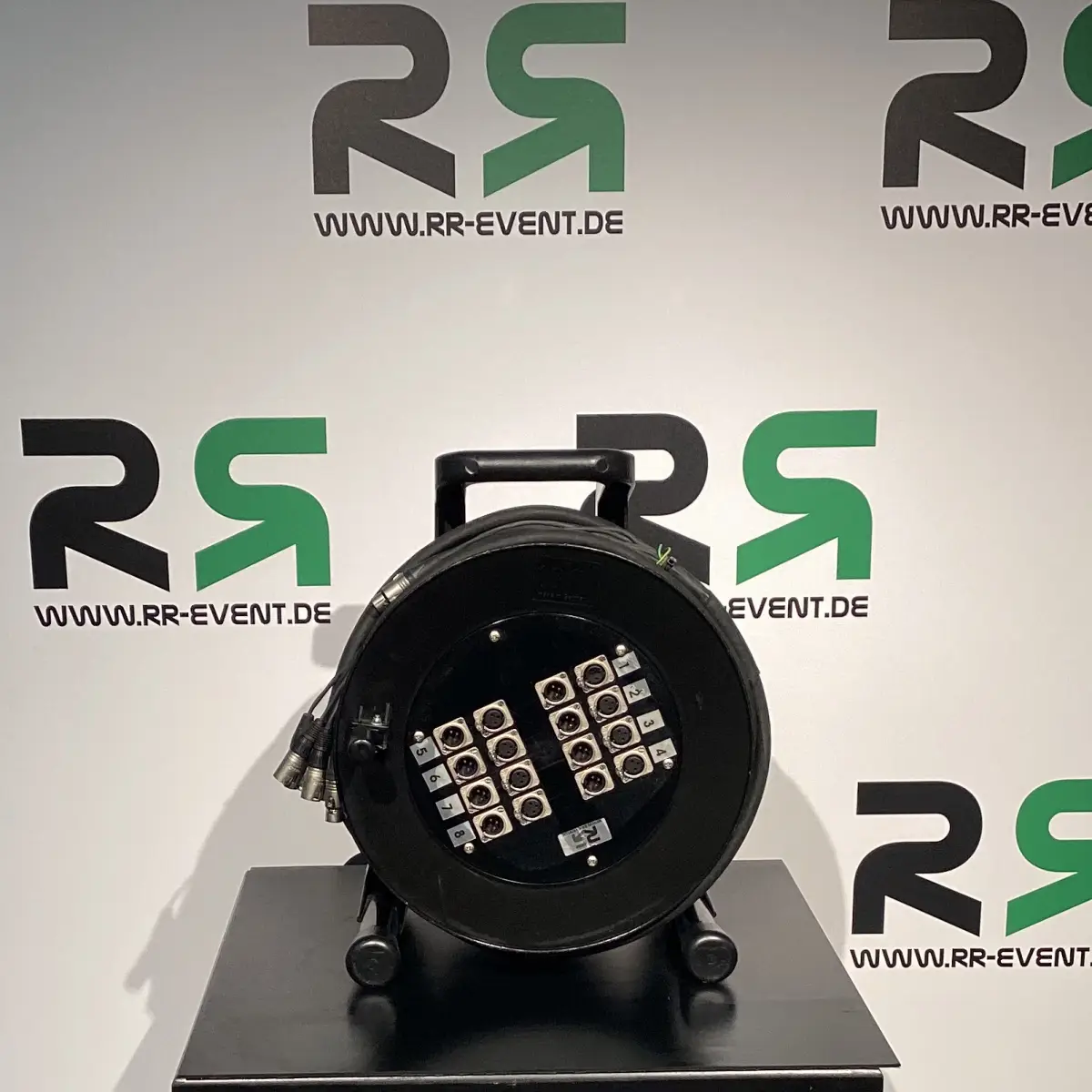 Multicorekabel aus Oldenburg: Dieses hochwertige schwarze Kabel auf einer robusten Trommel mit verschiedenen Ein- und Ausgängen eignet sich perfekt für die professionelle Veranstaltungstechnik und sorgt bei Ihrer nächsten Veranstaltung für eine reibungslose Signalübertragung – dank flexibler Buchungsmöglichkeiten im Verleih.