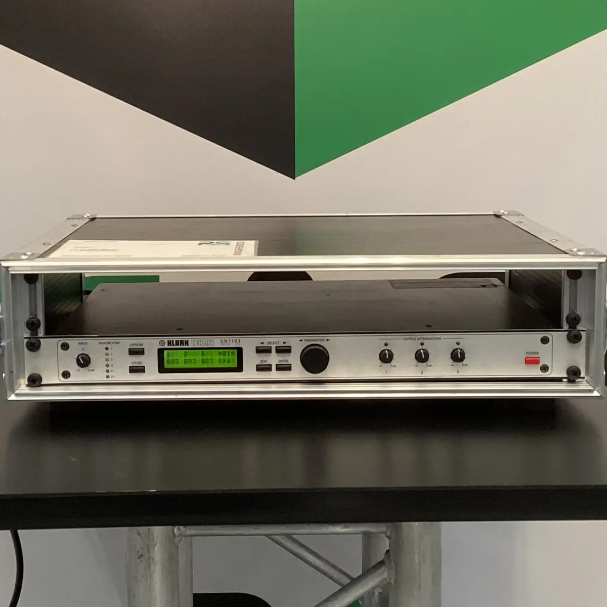 Audio-Rack-Einheit in Syke: Über unseren Verleih lässt sich dieses professionelle Audio-Rack mit zahlreichen Bedienelementen und einem Display ganz unkompliziert buchen – perfekt geeignet, um bei Ihrer nächsten Veranstaltung für erstklassigen Sound zu sorgen.