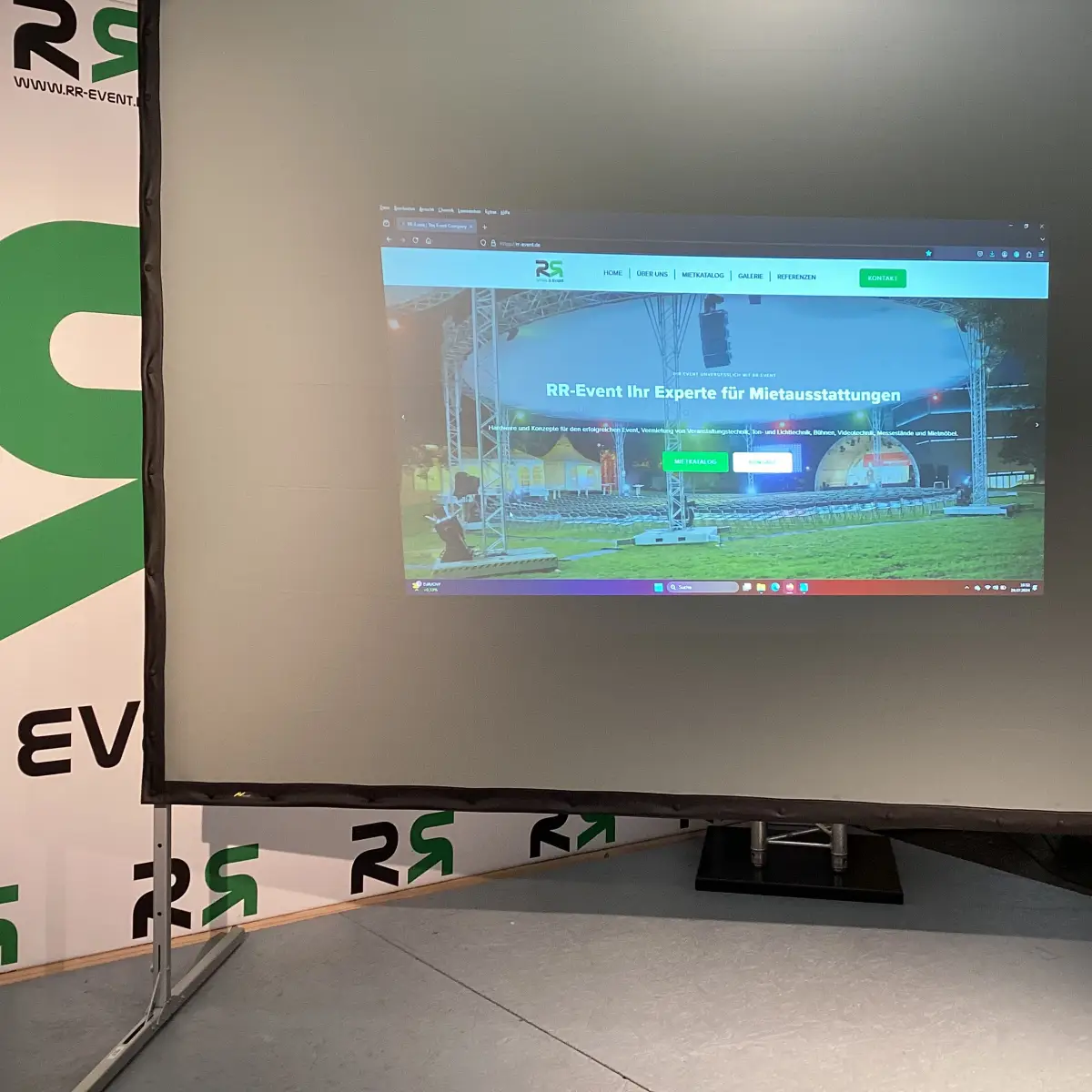 Projektionsfläche in Oldenburg mieten: Das Bild zeigt eine hochwertige Projektionsleinwand aus dem Verleih von RR-Event, ideal für eindrucksvolle Präsentationen und gelungene Veranstaltungen.